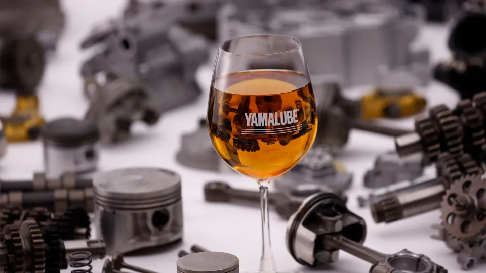 Calice di olio motore Yamalube tra pistoni e ingranaggi