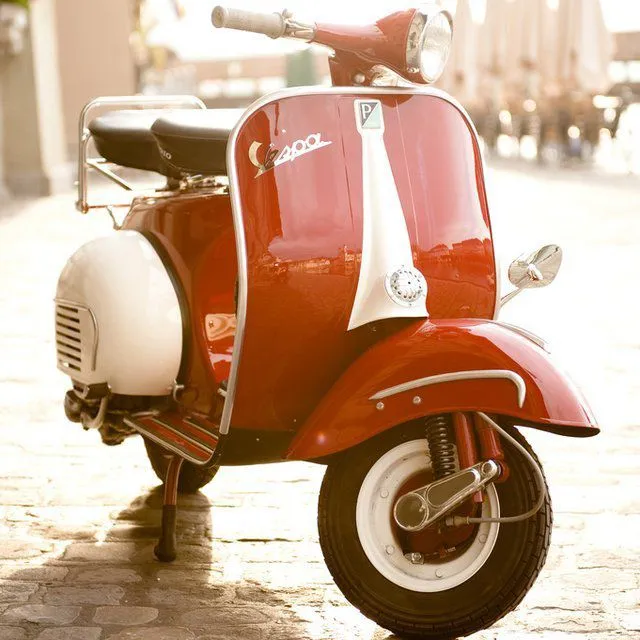 Vespa d'epoca rossa