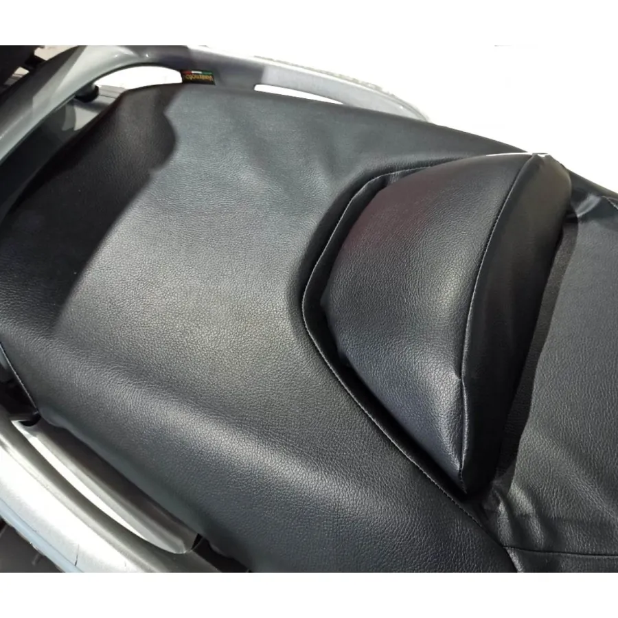Coprisella Vestimoto in similpelle nera montato su uno scooter Yamaha T-Max